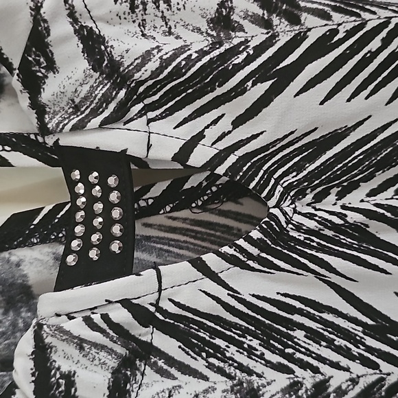 New Style & Co. Black and White Abstract Print Sleeveless Tunic w Rhinestones - Picture 2 of 7